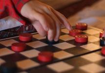 Как ходит дамка в русских шашках